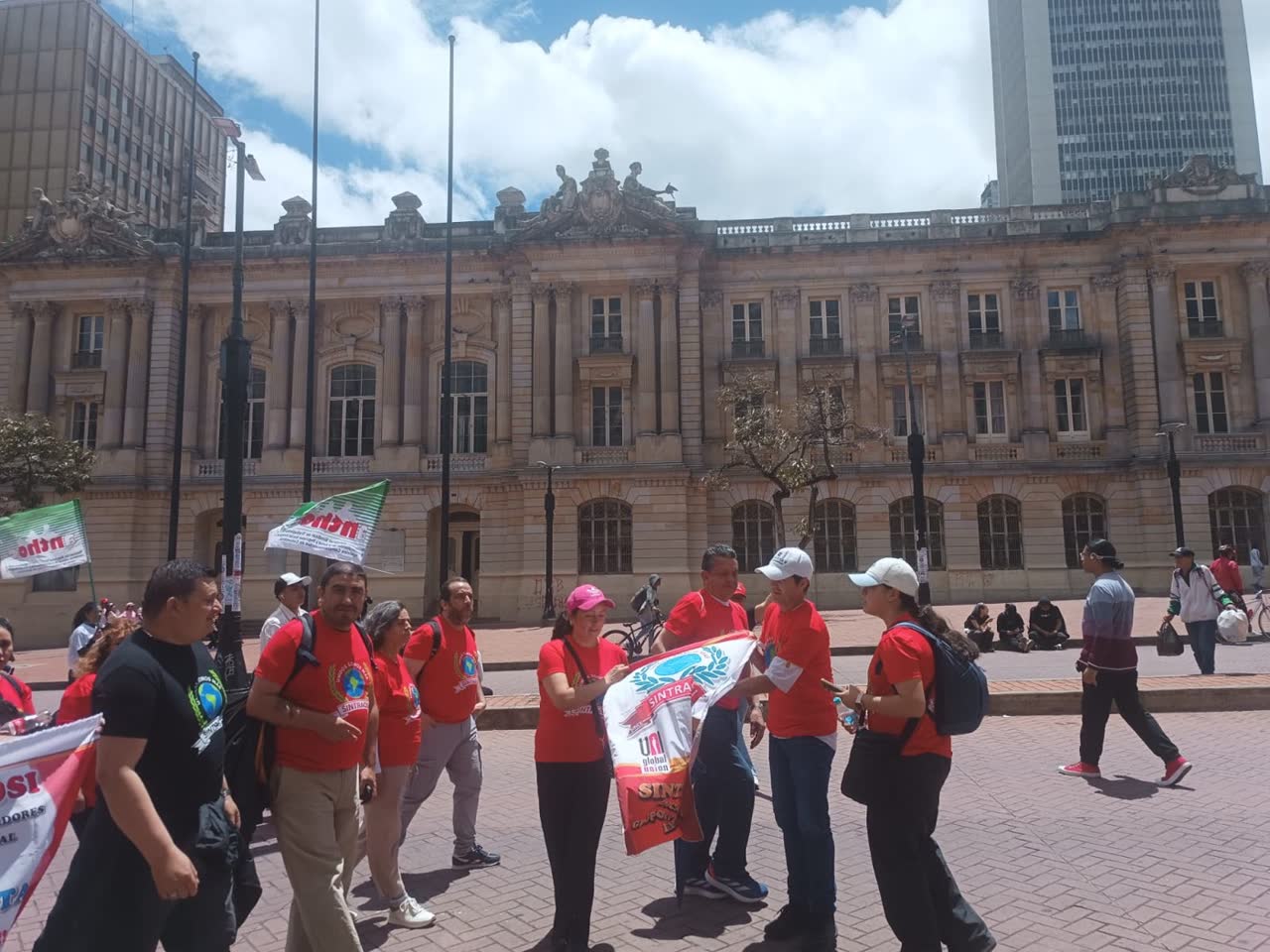 Delegación SINTRAOSI con bandera UNI Global Union